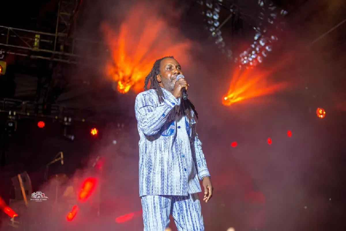 Roger WANGO, icône de la musique Burkinabè, a offert des moments inoubliables à ses fans au concert « Music For Peace » avec Castel Beer