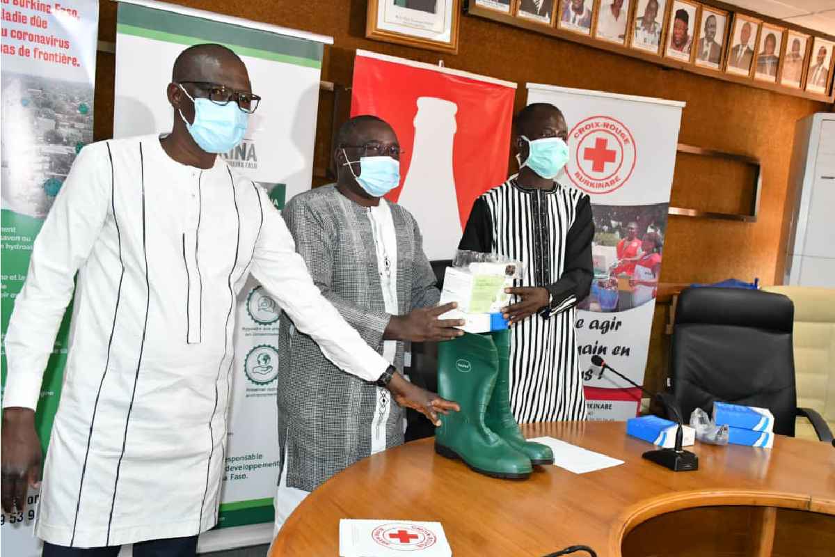 REMISE D’IMPORTANT LOT DE MATERIELS SANITAIRES AU MINISTERE DE LA SANTE PAR LA FONDATION COCA-COLA A TRAVERS LA BRAKINA