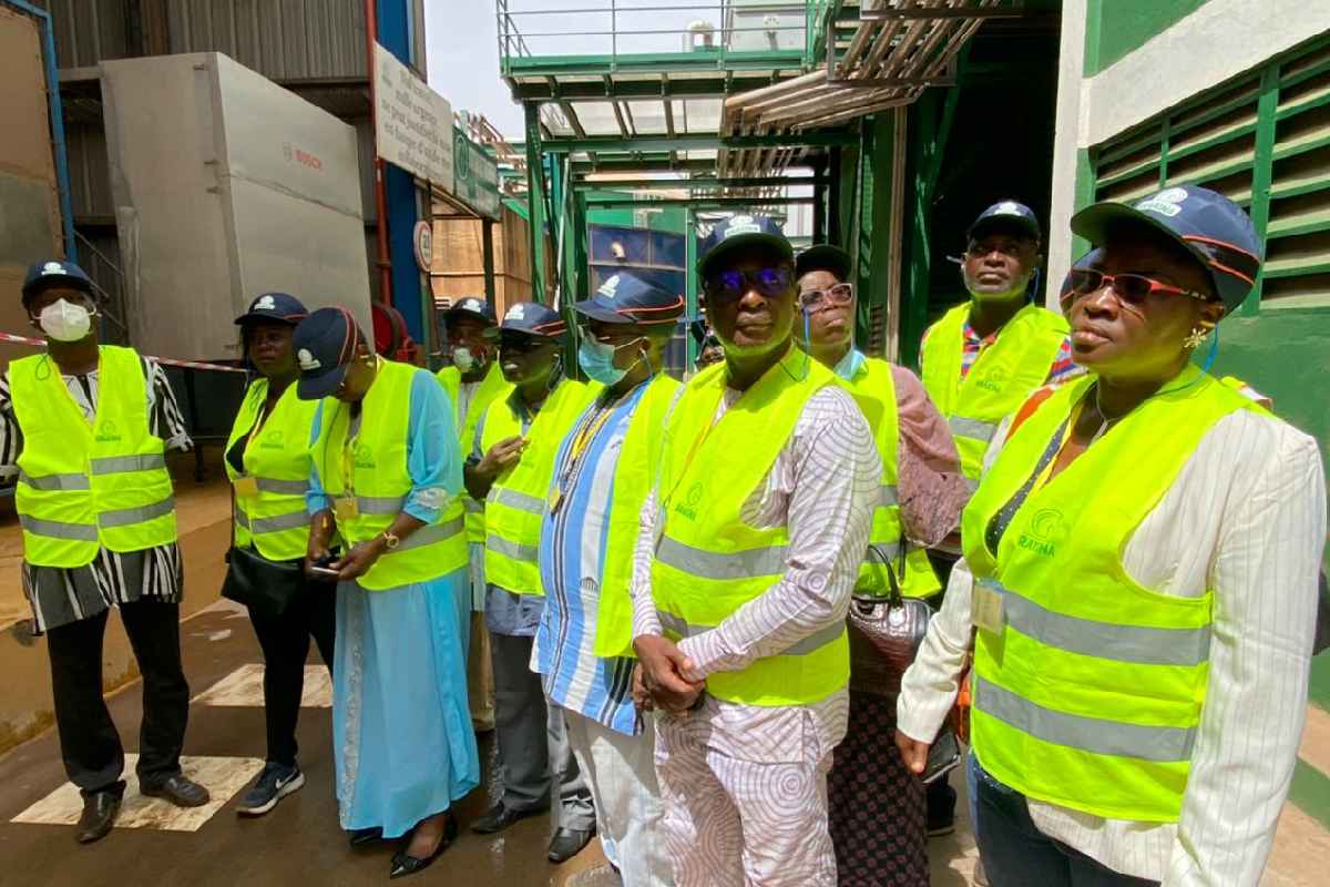 Les actionnaires de BRAKINA en visite à l’usine de Ouagadougou