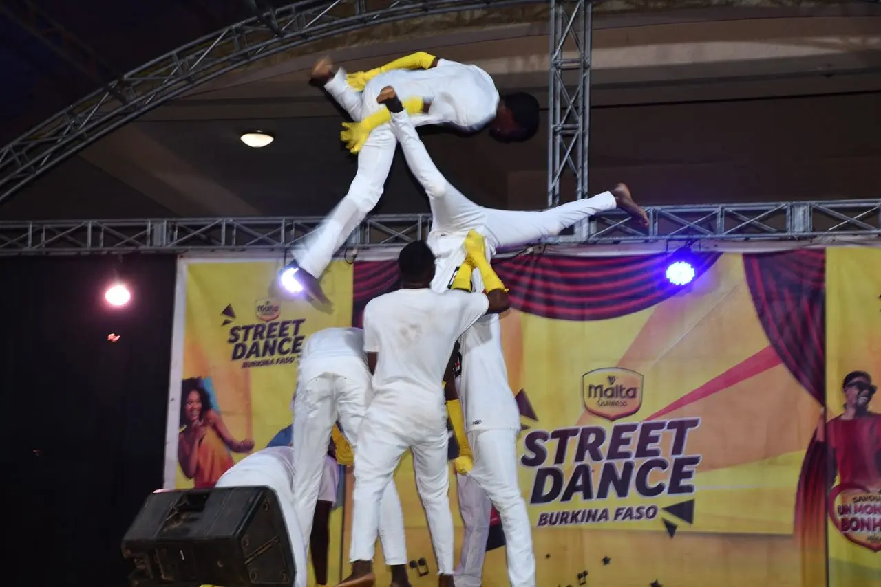 Finale Malta Guinness Street Dance 2023, les danseurs qui exécutent des acrobaties