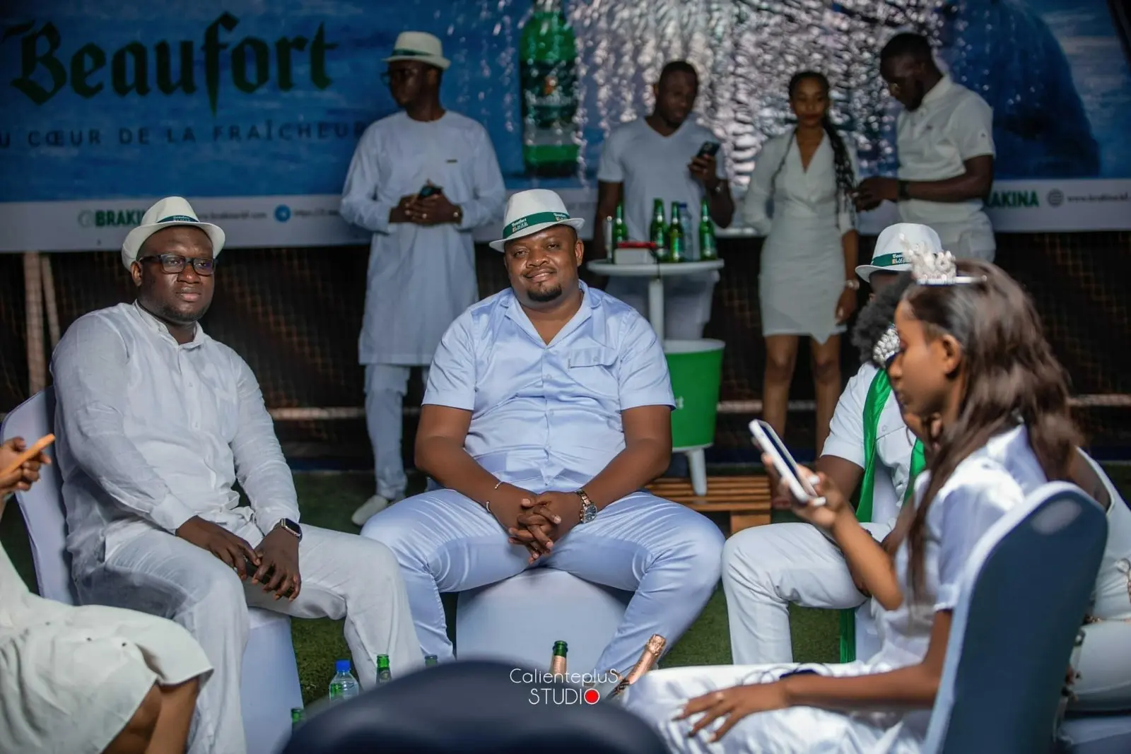 Ouaga Fresh Party 2023 - quelques participants assis autour d'une table