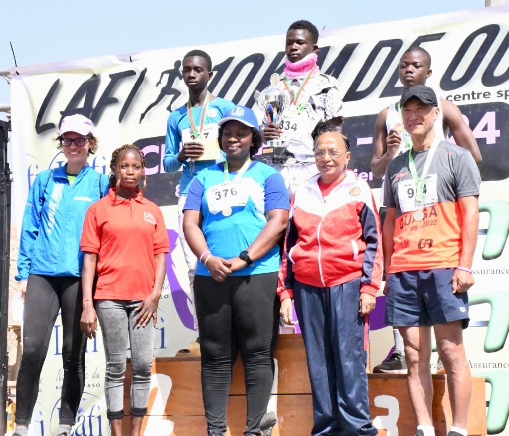 Lafi 10km Ouaga les coureurs photo de famille des coureurs, des organisateurs et du sponsor officiel